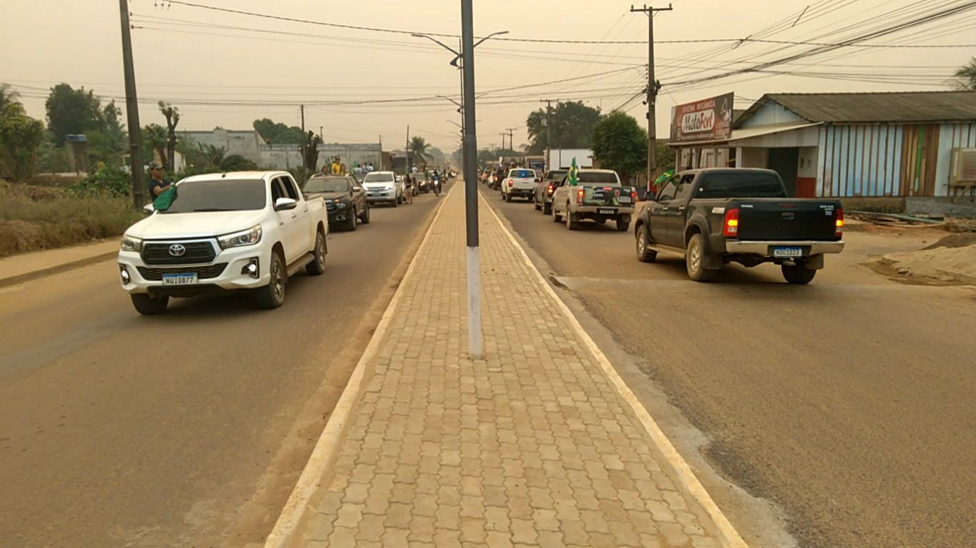 A quantidade de ve&iacute;culos era t&atilde;o grande que chegou a tomar boa parte da Avenida Dois Mil, uma das maiores de Colniza, nos dois sentidos
