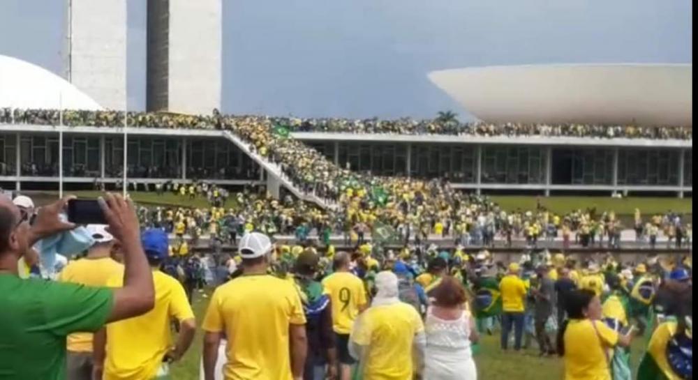 URGENTE - Milhares de manifestantes invadem o Congresso Nacional, Palacio do Planalto e STF
