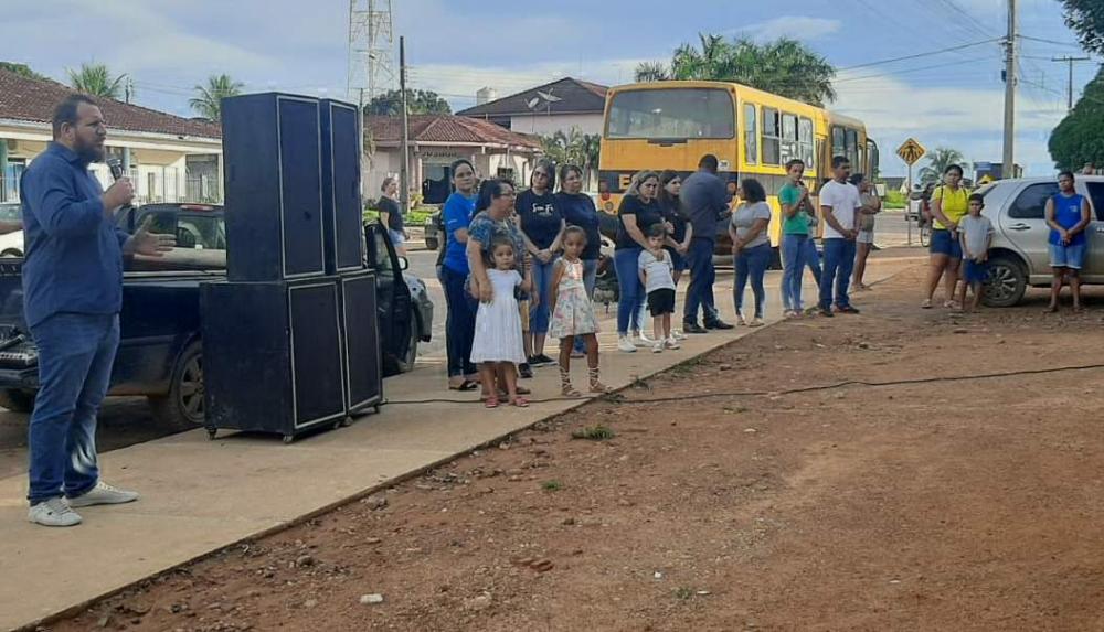 Pastores fazem clamor e oração pelas crianças em frente a Escola de Colniza