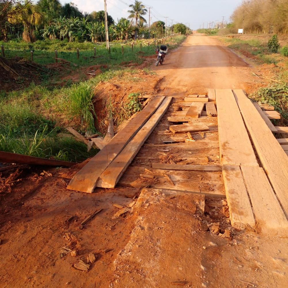 Ponte da Estrada do Óleo fica praticamente intransitável após passagem de carreta