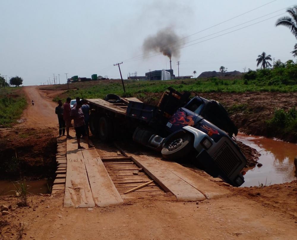Caminhão fica pendurado em ponte de Colniza