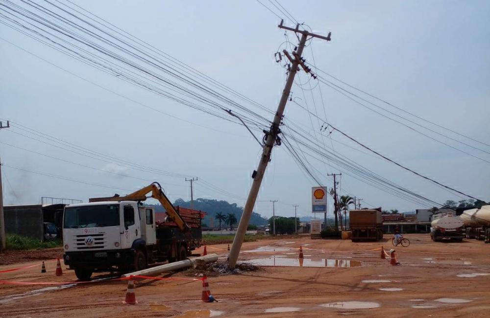 Acidentes ocasionais com a rede elétrica e de internet envolvendo caminhões em Colniza causam transtornos