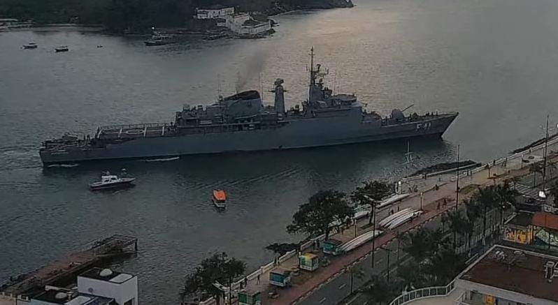 Navio da Marinha perde o controle e fecha o canal de acesso do maior porto do hemisfério sul