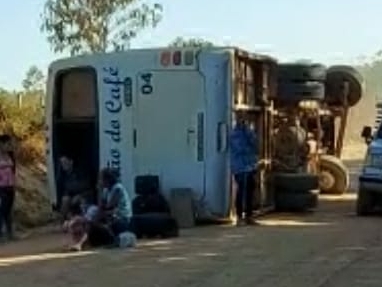 Ônibus indo pra Colniza tomba na estrada